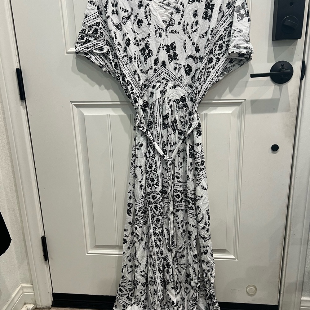 Small boho Black and White V-Neck Dolman Sleeve Maxi Gown - Picture 1 of 3